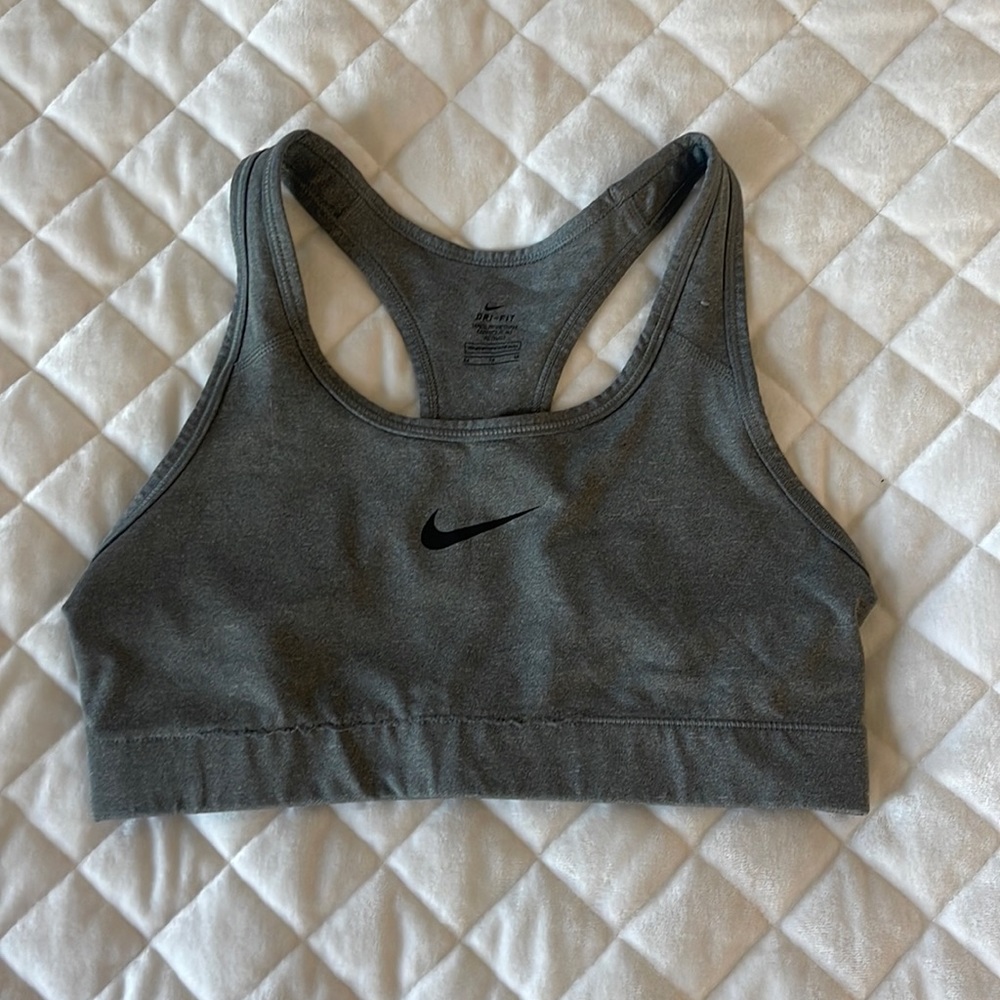 Nike sports bra medium never worn.